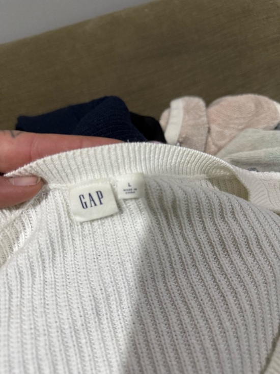 GAP Cream V-Neck Knit Sweater - Picture 3 of 4